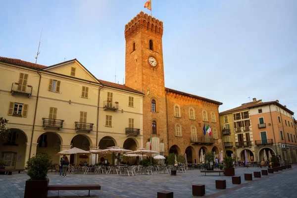 몬페라토 Nizza Monferrato Asti Piedmont 이탈리아 Piazza Martiri Alessandria 저녁에 스톡 이미지