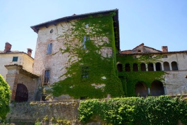 Castelnuovo Bormida, Alessandria, Monferrato, Piedmont, İtalya 'daki ortaçağ şatosunun dışında.