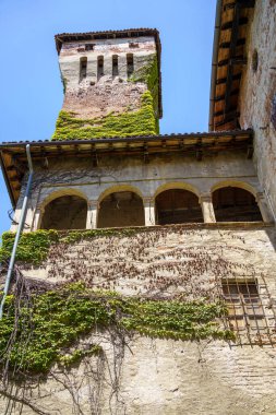 Castelnuovo Bormida, Alessandria, Monferrato, Piedmont, İtalya 'daki ortaçağ şatosunun dışında.