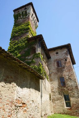 Castelnuovo Bormida, Alessandria, Monferrato, Piedmont, İtalya 'daki ortaçağ şatosunun dışında.