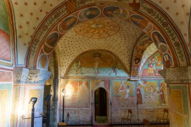 Sant Alberto di Butrio 'dan Abbey (Eremo), Oltrepo Pavese, Pavia, Lombardy, İtalya, ortaçağ dini binası. Kilisenin içi resimlerle dolu.