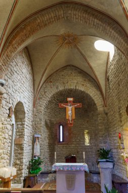 Sant Alberto di Butrio 'dan Abbey (Eremo), Oltrepo Pavese, Pavia, Lombardy, İtalya, ortaçağ dini binası. Kilisenin içi resimlerle dolu.