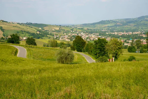 ピアネッロ ヴァル ティドーネ ピアチェンツァ州 エミリア ロマーニャ州 イタリア 春の近くの農村風景 — ストック写真