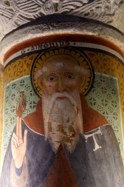 Sant Alberto di Butrio 'dan Abbey (Eremo), Oltrepo Pavese, Pavia, Lombardy, İtalya, ortaçağ dini binası. Kilisenin içi resimlerle dolu.