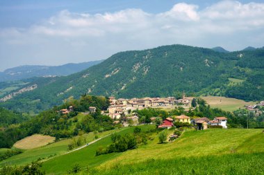 Piedmont 'ta ilkbaharda Brignano ve Serra del Monte yakınlarındaki kırsal alan, Alessandria, Piedmont, İtalya. Cecima 'nın Görünümü