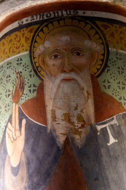 Sant Alberto di Butrio 'dan Abbey (Eremo), Oltrepo Pavese, Pavia, Lombardy, İtalya, ortaçağ dini binası. Kilisenin içi resimlerle dolu.