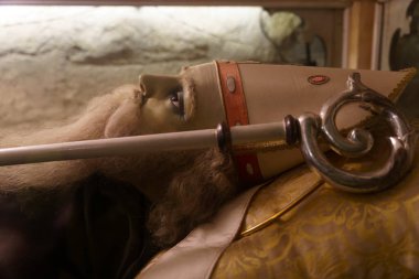 Sant Alberto di Butrio 'dan Abbey (Eremo), Oltrepo Pavese, Pavia, Lombardy, İtalya, ortaçağ dini binası. Kilise içi, azizin heykeli.