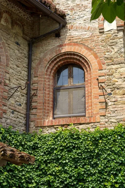グラッツァーノ ヴィスコンティ ピアチェンツァ州 エミリア ロマーニャ州 イタリア 中世のスタイルで歴史的な村 — ストック写真