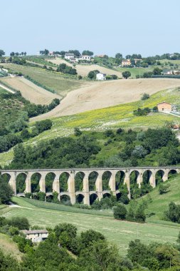 Yürüyüşleri (İtalya yaz peyzaj)