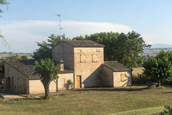 Letní krajina v pochody (Itálie) — Stock fotografie