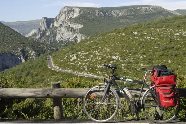 Gorges du Verdon and bicycle with red bags — Stock Photo, Image