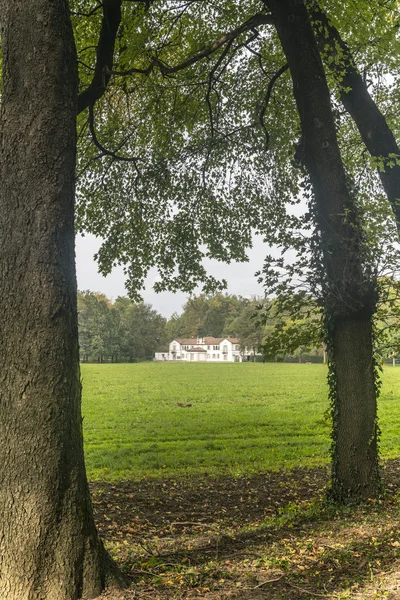 モンツァの公園の歴史的なヴィラ — ストック写真