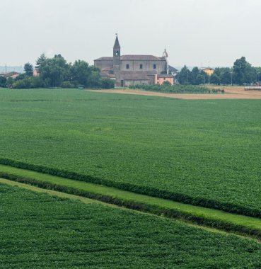 Po Nehri boyunca manzara