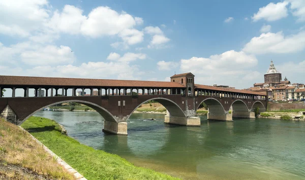 Pavia (Italien): täckta bron — Stockfoto