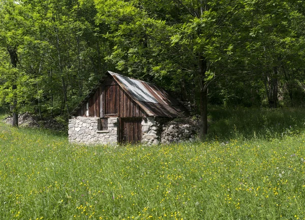 Pequena casa nos Alpes — Fotografia de Stock
