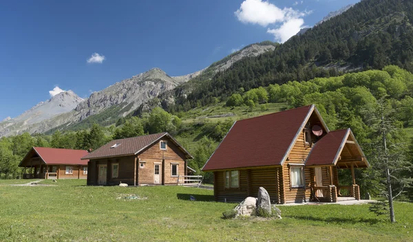 Деревянные коттеджи в Альпах — стоковое фото