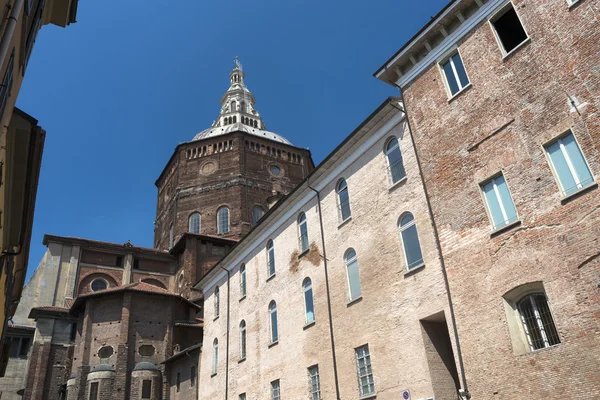 Pavia (Italy): palace and cathedral — Stock Photo, Image