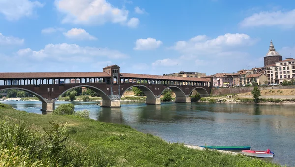 Павия (Италия): крытый мост — стоковое фото