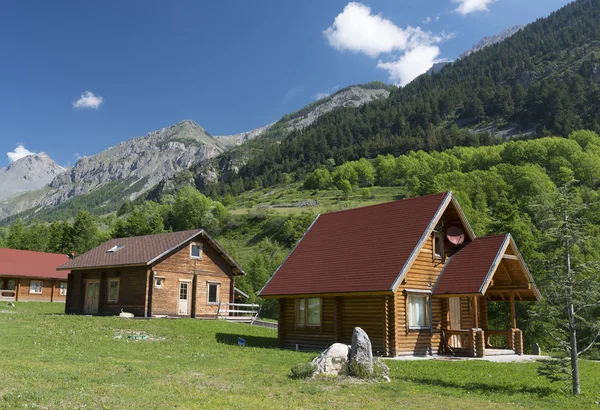 Houten huisjes in de Alpen — Stockfoto
