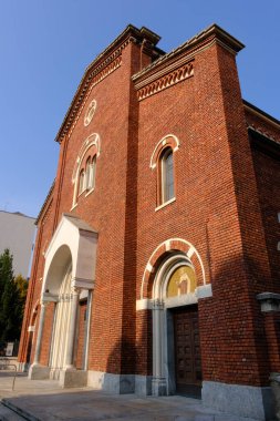 Santa Teresa del Bambino Gesu kilisesi Milano, Lombardy, İtalya 'da Marcantonio Colonna üzerinden. Ön cephe