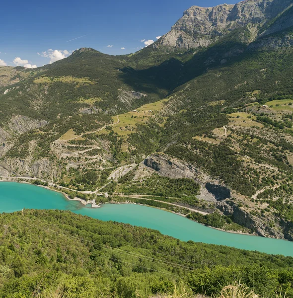 Lago de Serre-Poncon (Alpes franceses ) — Fotografia de Stock