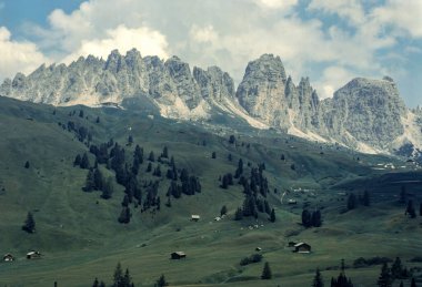 Gardena Geçidi boyunca uzanan dağ manzarası, Bolzano ili, Trentino-Alto Adige, Dolomitler, İtalya
