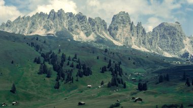 Gardena Geçidi boyunca uzanan dağ manzarası, Bolzano ili, Trentino-Alto Adige, Dolomitler, İtalya