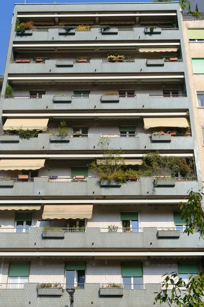 Milano, Lombardiya, İtalya 'da Corso Sempione boyunca modern konut binası