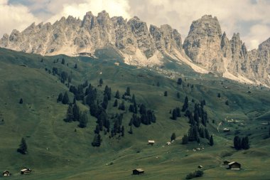 Gardena Geçidi boyunca uzanan dağ manzarası, Bolzano ili, Trentino-Alto Adige, Dolomitler, İtalya