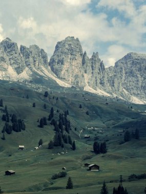 Gardena Geçidi boyunca uzanan dağ manzarası, Bolzano ili, Trentino-Alto Adige, Dolomitler, İtalya