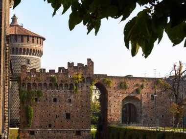 Parco Sempione 'de sonbahar, Milan, Lombardy, İtalya, Castello Sforzesco, ortaçağ kalesi