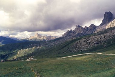 Giau Geçidi boyunca uzanan dağ manzarası, Dolomites, Belluno ili, Veneto, İtalya