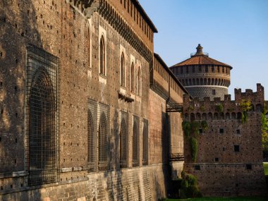 Parco Sempione 'de sonbahar, Milan, Lombardy, İtalya, Castello Sforzesco, ortaçağ kalesi