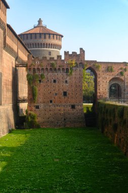 Parco Sempione 'de sonbahar, Milan, Lombardy, İtalya, Castello Sforzesco, ortaçağ kalesi