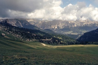 Giau Geçidi boyunca uzanan dağ manzarası, Dolomites, Belluno ili, Veneto, İtalya