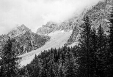Forcella Staulanza yolu boyunca uzanan dağ manzarası, Dolomites, Belluno ili, Veneto, İtalya