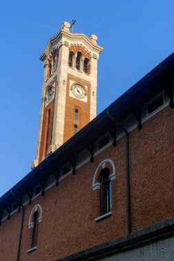 Corpus Domini kilisesinin dış cephesi Milano, Lombardy, İtalya 'daki Piermarini' den geçiyor.
