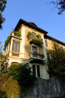 Milan, Lombardy, İtalya 'daki Randaccio boyunca uzanan tarihi konut binaları