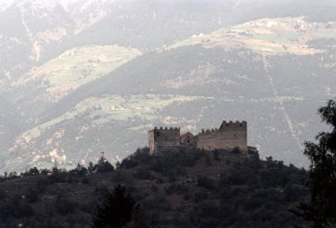 Castel Montani, Bolzano, Val Martello 'daki tarihi şato, Trentino-Alto Adige, İtalya, yazın