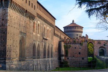 Parco Sempione 'de sonbahar, Milan, Lombardy, İtalya, Castello Sforzesco, ortaçağ kalesi