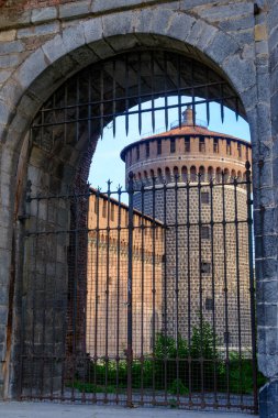 Parco Sempione 'de sonbahar, Milan, Lombardy, İtalya, Castello Sforzesco, ortaçağ kalesi