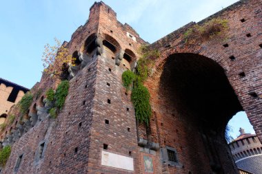 Parco Sempione 'de sonbahar, Milan, Lombardy, İtalya, Castello Sforzesco, ortaçağ kalesi