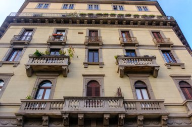 Milano, Lombardy, İtalya 'daki Piazza dei Volontari boyunca eski yerleşim yerleri