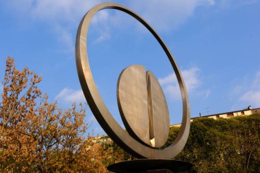 VI Febbraio Meydanı 'ndaki modern anıt Milano, Lombardia, İtalya' da Carmelo Cappello 'nun 