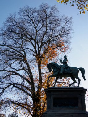Parco Sempione 'de sonbahar, Milano, Lombardiya, İtalya' da halk parkı