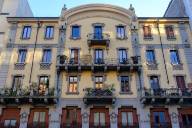 Monte Grappa üzerinden eski bina cephesi Milano, Lombardy, İtalya