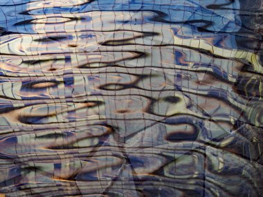 Milano, Lombardiya, İtalya 'daki Piazza Gae Aulenti' nin sularındaki yansımalar