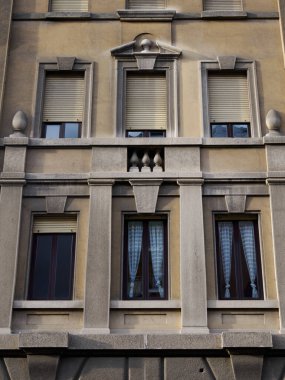 Milan, Lombardy, İtalya 'daki Leon Battista Alberti boyunca eski konut binaları