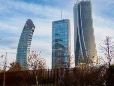 Milan, Lombardy, İtalya: Şehir yaşamı, ofis, konut ve ticari binaları olan modern park