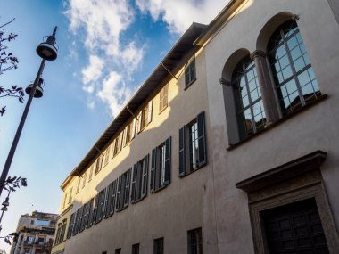 Ancona boyunca uzanan tarihi bina Milano, Lombardiya, İtalya